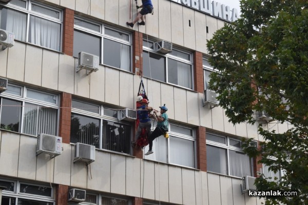 Зрелищна демонстрация по спасяване на пострадал, разиграха членовете на ,,Пещерно спасяване“ пред сградата на Община Казанлък 