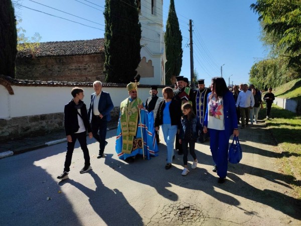 Църковна утвар за храмовете в Черганово и Енина – подарък от кандидатите за съветници и Галина Стоянова за Петковден