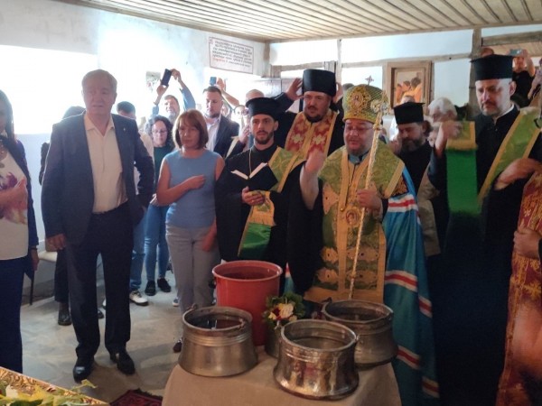 Църковна утвар за храмовете в Черганово и Енина – подарък от кандидатите за съветници и Галина Стоянова за Петковден