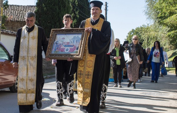 Стотици празнуваха Петковден в Енина