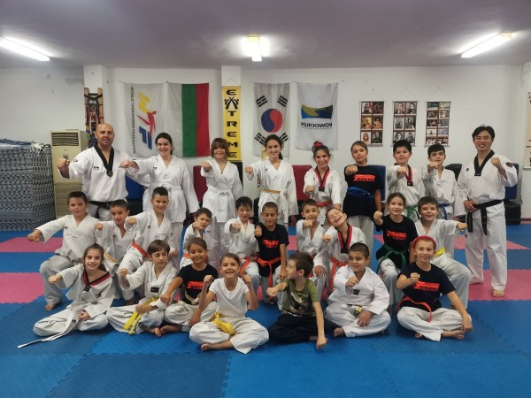 Майстор по таекуондо от Южна Корея преподава от опита си на казанлъшки ученици