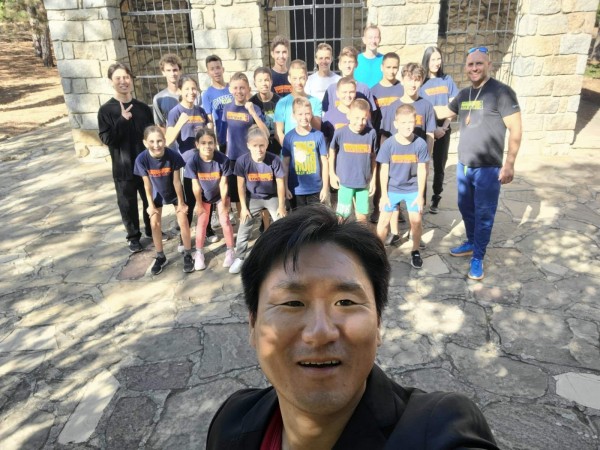 Майстор по таекуондо от Южна Корея преподава от опита си на казанлъшки ученици