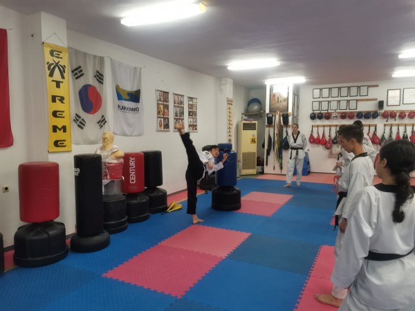 Майстор по таекуондо от Южна Корея преподава от опита си на казанлъшки ученици