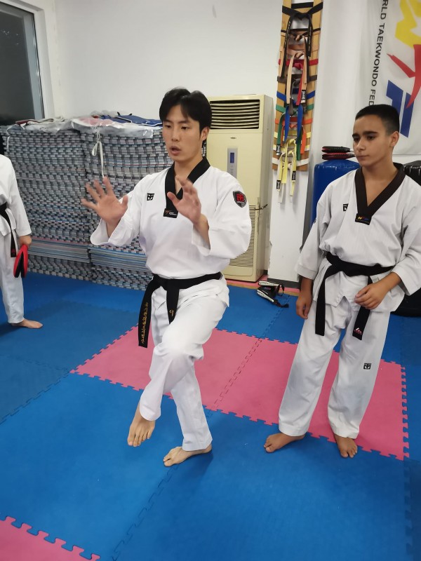 Майстор по таекуондо от Южна Корея преподава от опита си на казанлъшки ученици