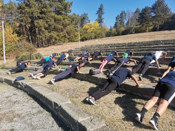 Майстор по таекуондо от Южна Корея преподава от опита си на казанлъшки ученици