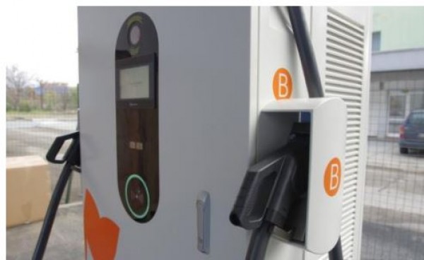 Закупуват още електробуси, връщат работническите курсове