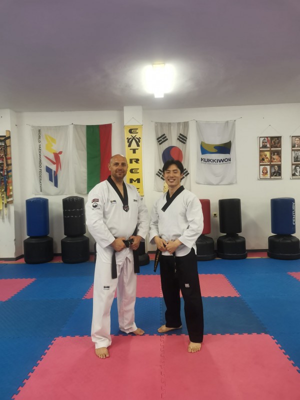 Майстор по таекуондо от Южна Корея преподава от опита си на казанлъшки ученици