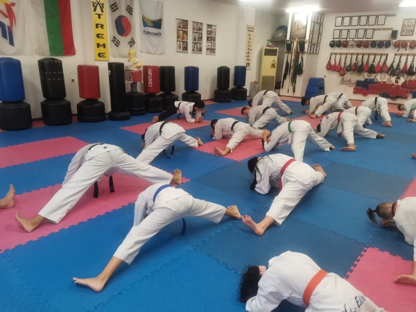 Майстор по таекуондо от Южна Корея преподава от опита си на казанлъшки ученици