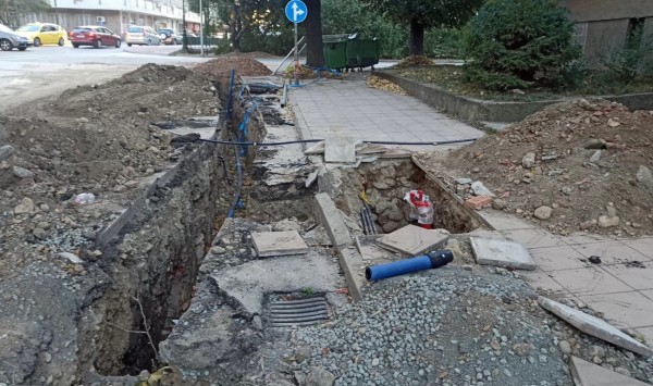 Офроуд по казанлъшките улици: ще свикнем ли? Нормално ли е изкопите да не се обезопасяват? /видео/