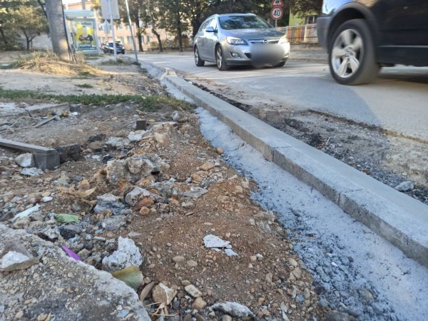 Офроуд по казанлъшките улици: ще свикнем ли? Нормално ли е изкопите да не се обезопасяват? /видео/