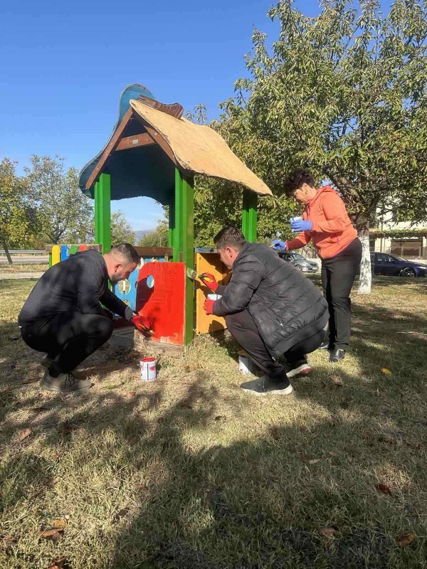 Детската площадка в Крън вече е в нови цветове