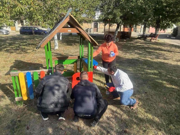 Детската площадка в Крън вече е в нови цветове