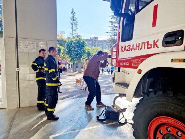 Казанлъшките пожарникари участваха в създаването на благотворителен календар / Новини от Казанлък