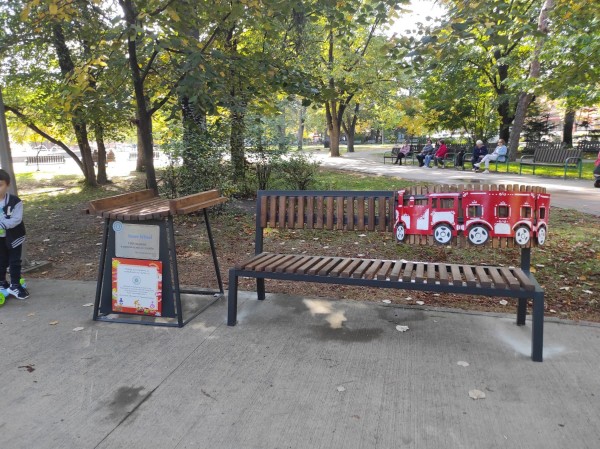 Поставиха специални пейки за кърмене и повиване на бебета в градския парк в Казанлък