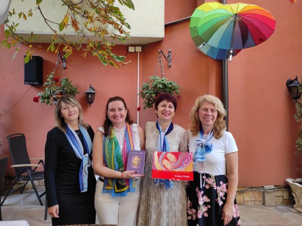 Поставиха специални пейки за кърмене и повиване на бебета в градския парк в Казанлък