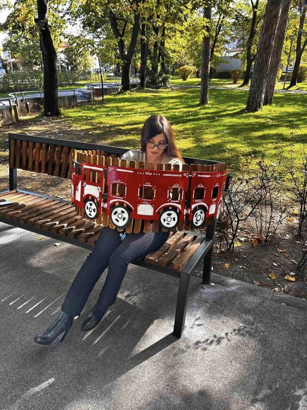 Поставиха специални пейки за кърмене и повиване на бебета в градския парк в Казанлък