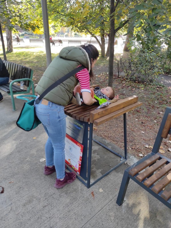 Поставиха специални пейки за кърмене и повиване на бебета в градския парк в Казанлък