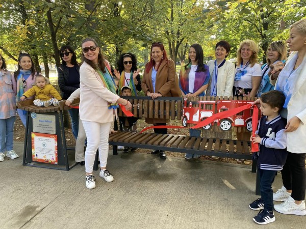 Поставиха специални пейки за кърмене и повиване на бебета в градския парк в Казанлък