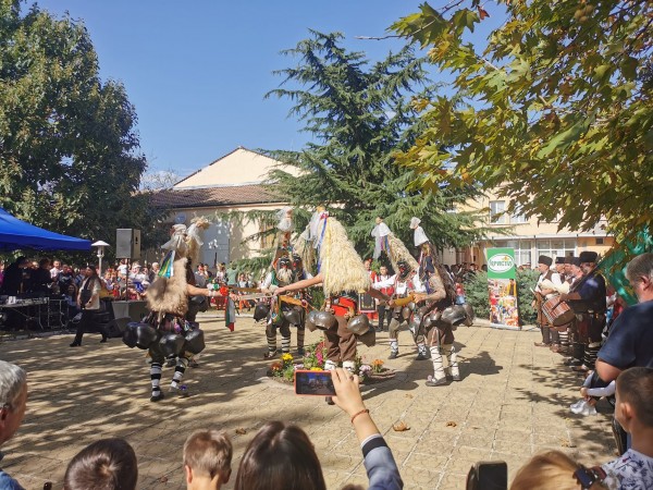 Стотици хора посетиха осмото издание на Националния фестивал на ореха в Голямо Дряново