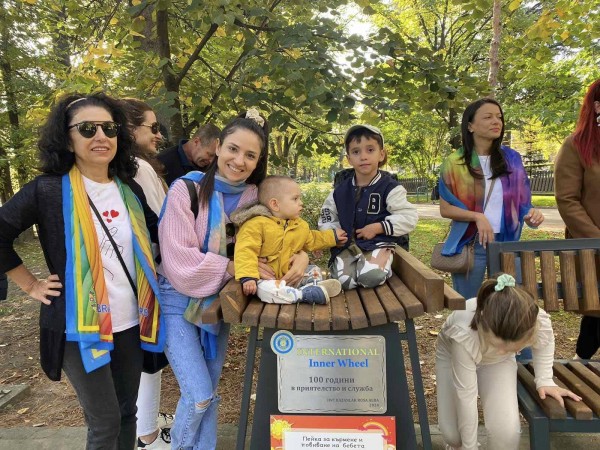 Поставиха специални пейки за кърмене и повиване на бебета в градския парк в Казанлък