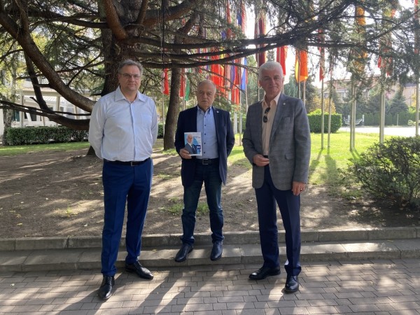 Лидерът на ДСБ, ген. Атанас Атанасов посети Казанлък 