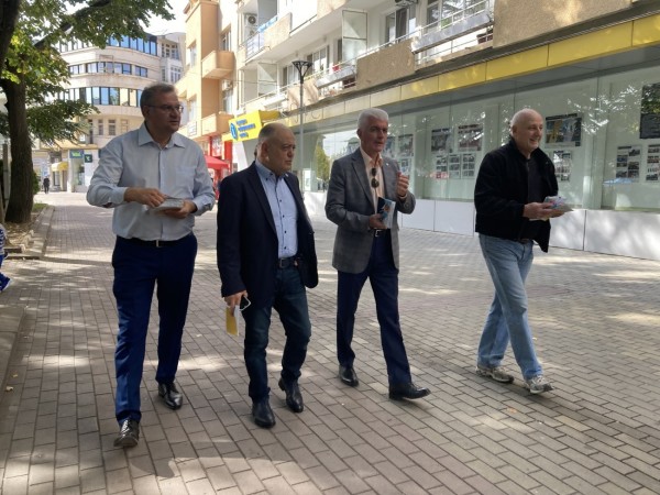 Лидерът на ДСБ, ген. Атанас Атанасов посети Казанлък 