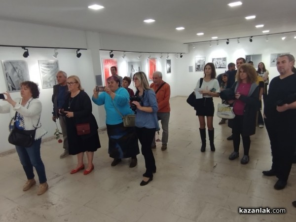 Галина Ушева представи в Казанлък фотографската изложба “Да откриеш свободата“