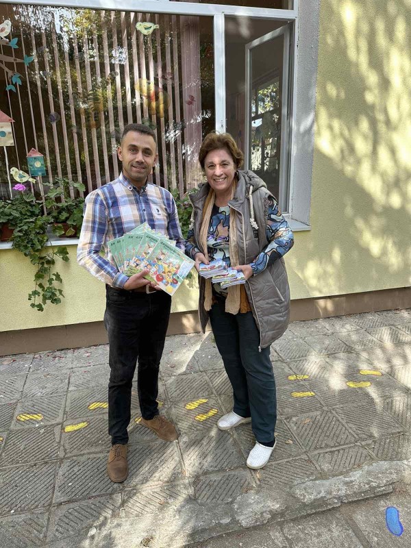 400 книжки за оцветяване дари Ротари Клуб - Казанлък на децата от града