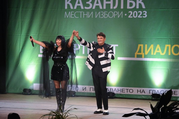 Стотици казанлъчани аплодираха Алтернативата на гражданите и дует Ритон