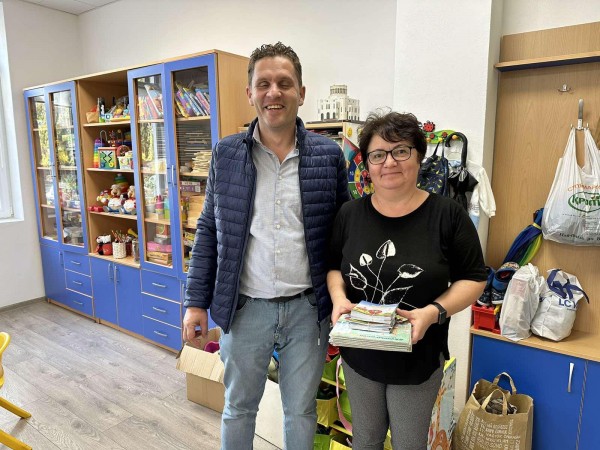 400 книжки за оцветяване дари Ротари Клуб - Казанлък на децата от града