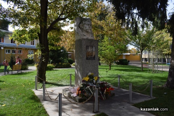 Кирковци отдадоха почит на своя патрон с тържество и поднасяне на цветя