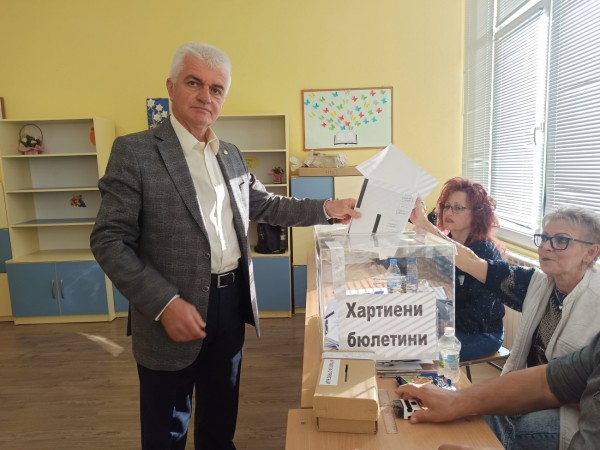 Алекси Алексиев гласува и призова всички да излязат и гласуват за по-добро бъдеще на Казанлък / Новини от Казанлък