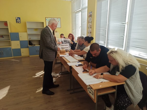Алекси Алексиев гласува и призова всички да излязат и гласуват за по-добро бъдеще на Казанлък