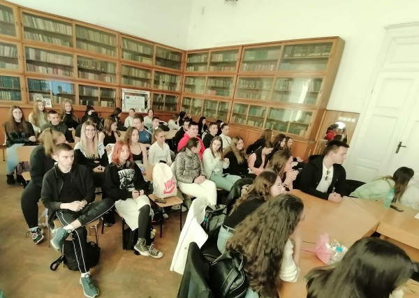 Лекция за “Будители от Казанлък и региона“ беше представена пред ученици от ПХГ “Св. Св. Кирил и Методий“