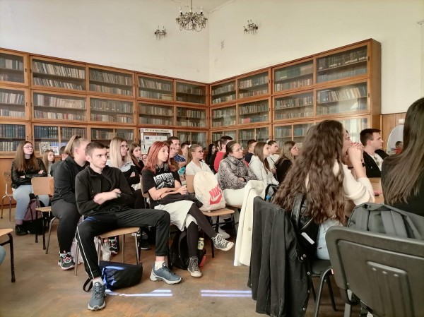 Лекция за “Будители от Казанлък и региона“ беше представена пред ученици от ПХГ “Св. Св. Кирил и Методий“