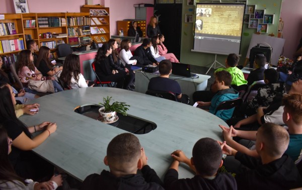 Осмокласници от ПГЛПТ цитираха слова на народните будители в ОБ „Искра“