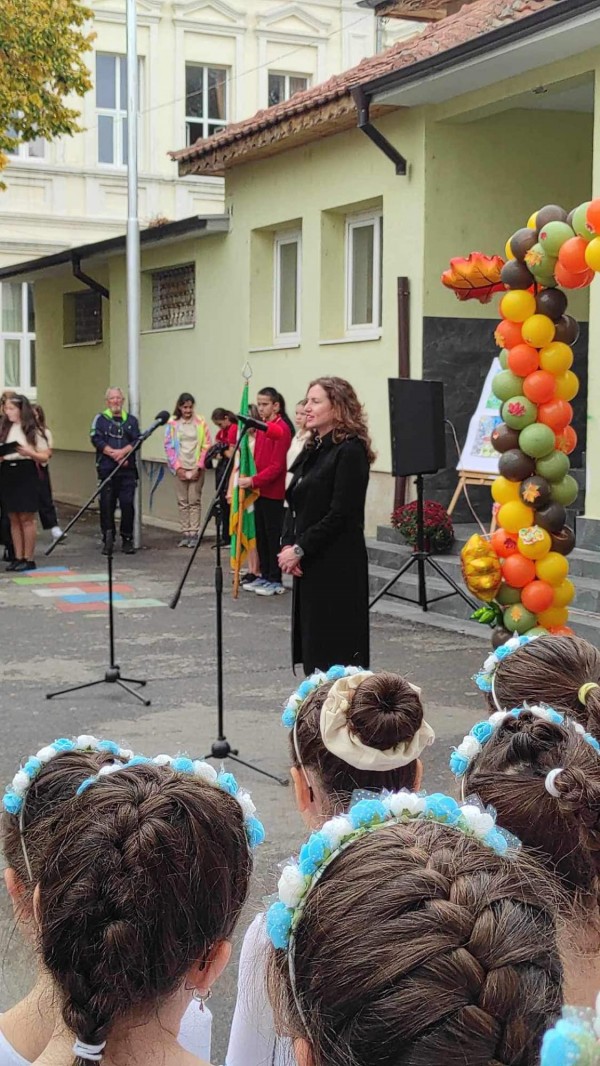 Инър Уийл клуб Казанлък направи специален подарък на ОУ „Мати Болгария“ по повод Деня на будителите