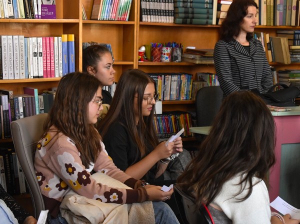 Осмокласници от ПГЛПТ цитираха слова на народните будители в ОБ „Искра“