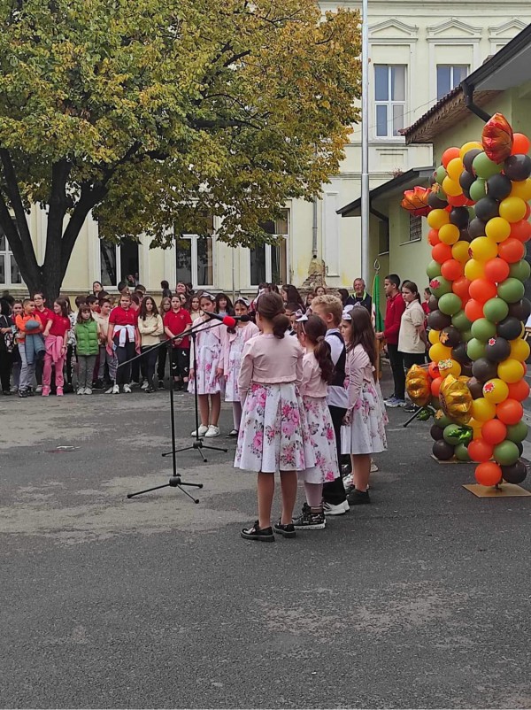 Инър Уийл клуб Казанлък направи специален подарък на ОУ „Мати Болгария“ по повод Деня на будителите