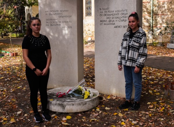 Осмокласници от ПГЛПТ цитираха слова на народните будители в ОБ „Искра“