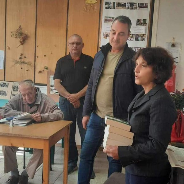 Кандидат-кметът Петко Петков поздрави пенсионерите от с. Шейново с издания на Чудомир