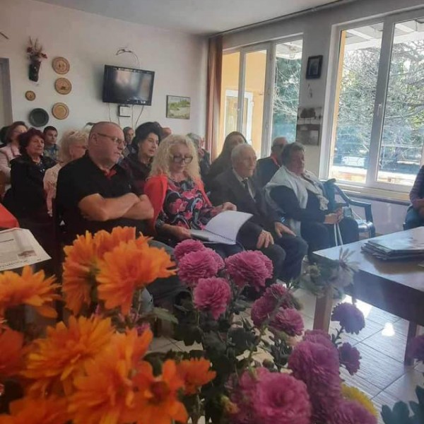 Кандидат-кметът Петко Петков поздрави пенсионерите от с. Шейново с издания на Чудомир