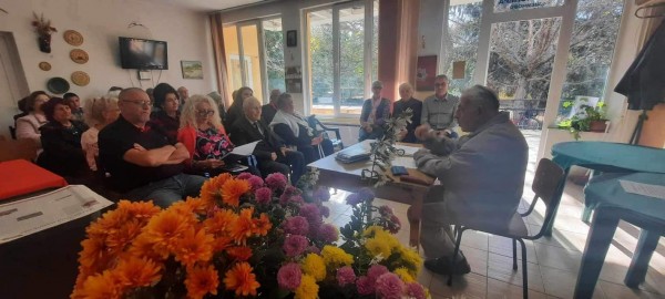 Кандидат-кметът Петко Петков поздрави пенсионерите от с. Шейново с издания на Чудомир