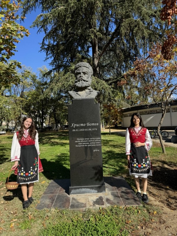 Ученици и учители от ПХГ “Св. Св. Кирил и Методий“ раздадоха 600 брошури с мисли на будители