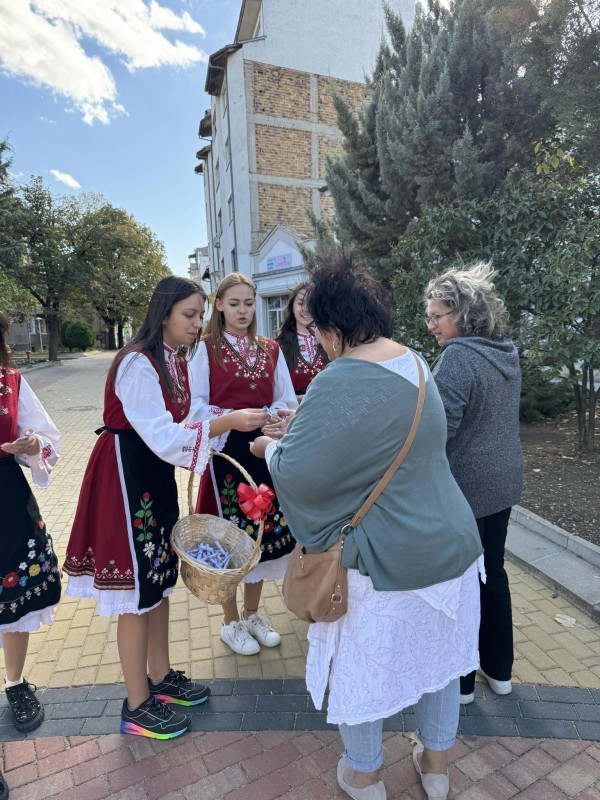 Ученици и учители от ПХГ “Св. Св. Кирил и Методий“ раздадоха 600 брошури с мисли на будители