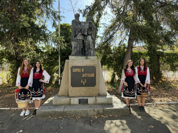 Ученици и учители от ПХГ “Св. Св. Кирил и Методий“ раздадоха 600 брошури с мисли на будители
