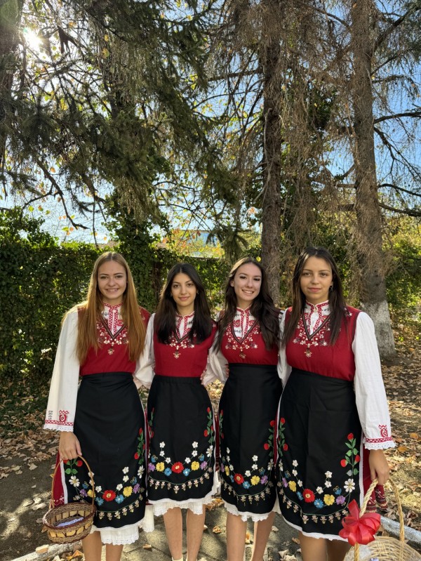 Ученици и учители от ПХГ “Св. Св. Кирил и Методий“ раздадоха 600 брошури с мисли на будители