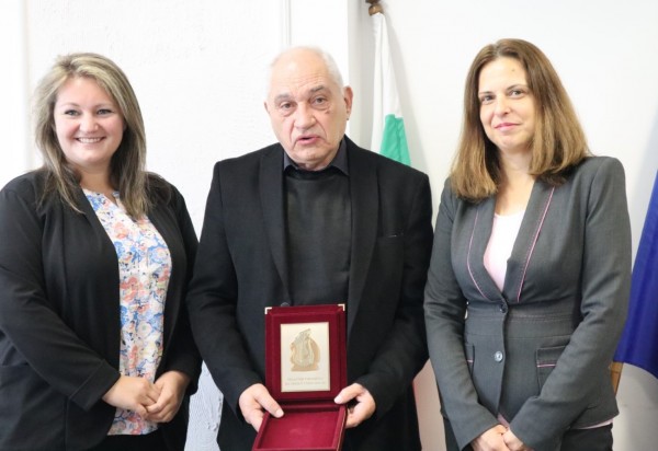 Казанлъчанинът проф. Марин Добрев получи Почетния знак на областния управител на Стара Загора