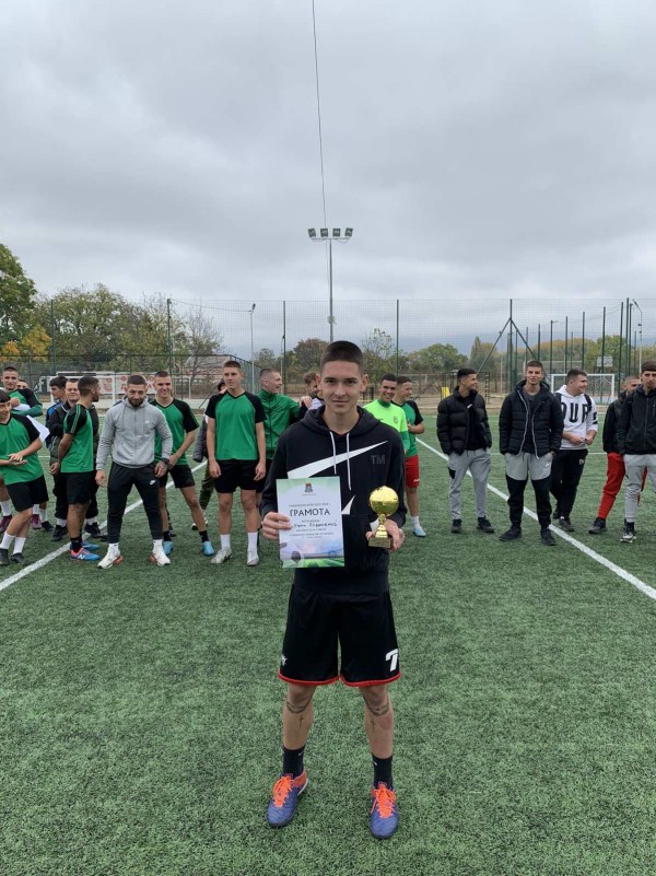 Трудна победа  и при най- големите ученици - 11-12 клас на Общинското първенство по футбол!