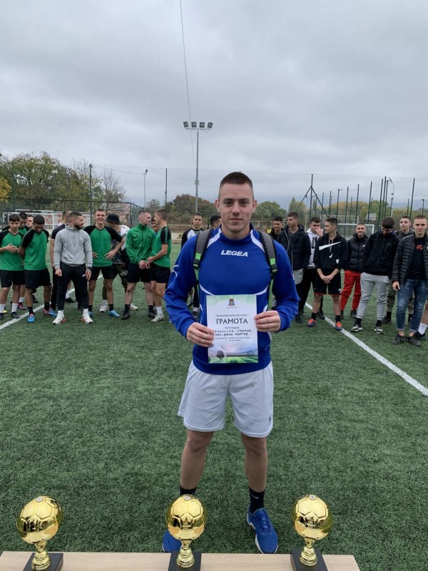 Трудна победа  и при най- големите ученици - 11-12 клас на Общинското първенство по футбол!